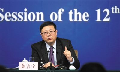 昨日,十二屆全國人大三次會議新聞中心,環保部部長陳吉寧回答中外記者提問。新京報記者 陳杰 攝 昨日,十二屆全國人大三次會議新聞中心,環保部部長陳吉寧回答中外記者提問。新京報記者 陳杰 攝