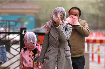 昨日下午,朝陽區豆各莊,行人將紗巾裹在頭上防沙塵。 昨日下午,朝陽區豆各莊,行人將紗巾裹在頭上防沙塵。