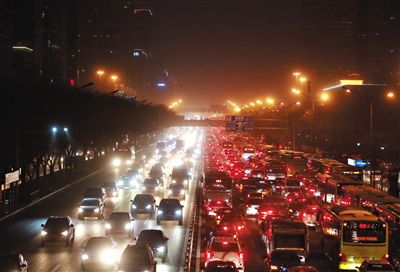 昨晚,因沙塵暴導致能見度低,長安街嚴重堵車。 昨晚,因沙塵暴導致能見度低,長安街嚴重堵車。