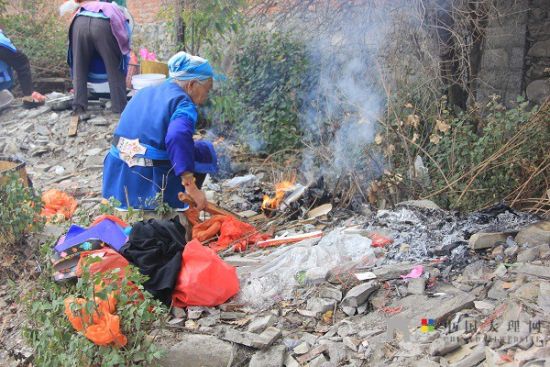 老人們準備好松香紙錢等祭祀用品,虔誠祈福。 老人們準備好松香紙錢等祭祀用品,虔誠祈福。