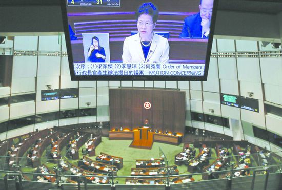 香港兩派激烈對決政改案 25名議員舌戰立法會 香港兩派激烈對決政改案 25名議員舌戰立法會