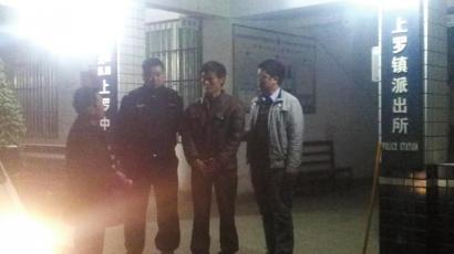 王強被抓獲歸案,右二為犯罪嫌疑人。 王強被抓獲歸案,右二為犯罪嫌疑人。