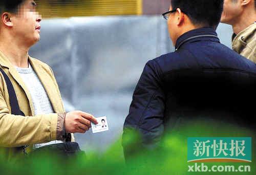 在進行了近半個月暗訪調查中,有證販子告訴記者稱,二代身份證買賣已形成產業鏈,不僅貨源穩定,生意也是相當紅火。■正佳廣場附近,一名男子正向記者兜售二代身份證。 在進行了近半個月暗訪調查中,有證販子告訴記者稱,二代身份證買賣已形成產業鏈,不僅貨源穩定,生意也是相當紅火。■正佳廣場附近,一名男子正向記者兜售二代身份證。