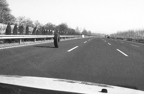 “落單”輪胎60公里時速狂奔3公里 警車鳴笛警戒 “落單”輪胎60公里時速狂奔3公里 警車鳴笛警戒