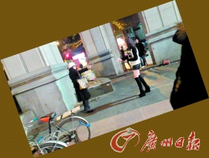 黑衣女拿著剪刀指著“保時捷女孩”。