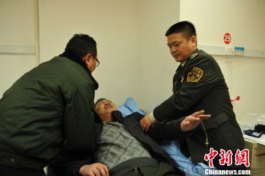 被“黑車”頂跑近5公里的執法隊員周應鑄被送至醫院急救。 閆成全 攝 被“黑車”頂跑近5公里的執法隊員周應鑄被送至醫院急救。 閆成全 攝