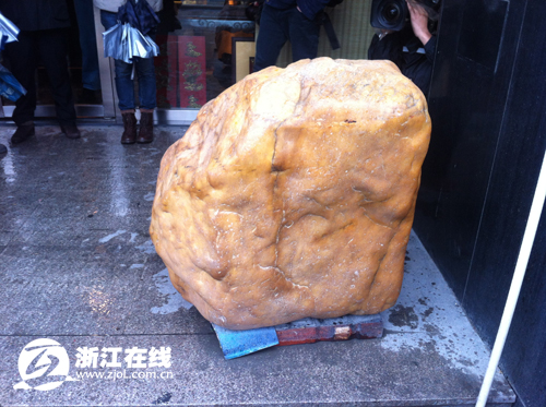 女子倒車時撞壞一塊“石頭”被要求賠償50萬元 女子倒車時撞壞一塊“石頭”被要求賠償50萬元