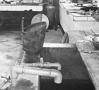 在鎮(zhèn)機(jī)關(guān)食堂，洗菜煮飯都用自來(lái)水。