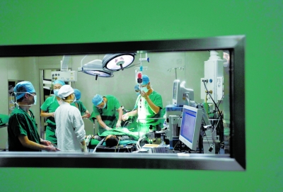 昨晚,醫(yī)生為小進(jìn)進(jìn)做截肢手術(shù)。 昨晚,醫(yī)生為小進(jìn)進(jìn)做截肢手術(shù)。