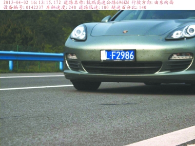 保時捷飆車被拍瞬間。湖北省高警總隊供圖 保時捷飆車被拍瞬間。湖北省高警總隊供圖