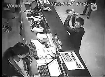 另一同行男子,操起柜臺上的擺件,用力砸向女服務員面部。 另一同行男子,操起柜臺上的擺件,用力砸向女服務員面部。