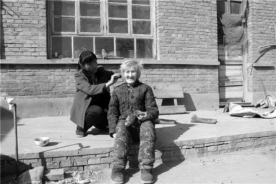 農婦帶瘋婆婆改嫁盡孝道 稱老太高興比什么都強 農婦帶瘋婆婆改嫁盡孝道 稱老太高興比什么都強