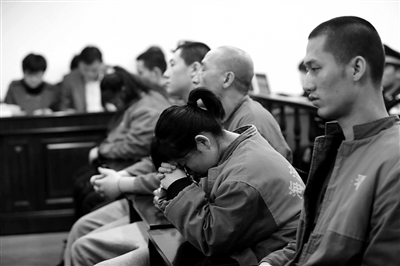 昨日,因涉嫌誘騙男網友進行高額消費,海淀區一咖啡廳負責人及“吧女”等14人受審。新京報記者 王貴彬 攝 昨日,因涉嫌誘騙男網友進行高額消費,海淀區一咖啡廳負責人及“吧女”等14人受審。新京報記者 王貴彬 攝