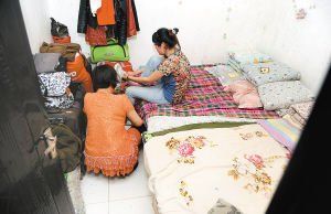 在米家崖一民房內,母親蹲在地上幫身陷傳銷的女兒穿鞋,但遭到女兒拒絕 在米家崖一民房內,母親蹲在地上幫身陷傳銷的女兒穿鞋,但遭到女兒拒絕