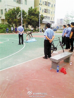 事發(fā)后，警方趕往現(xiàn)場進(jìn)行處理。圖片來源于微博