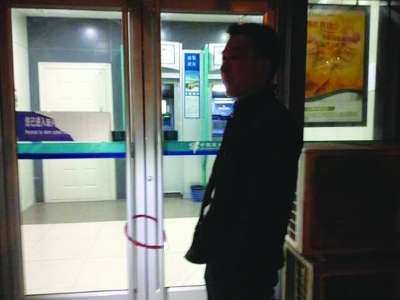 夏先生拿防盜鎖鎖了銀行門。 夏先生拿防盜鎖鎖了銀行門。