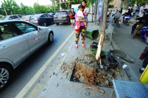 幸虧轎車撞到香樟樹上停了下來,否則后果更嚴重。 幸虧轎車撞到香樟樹上停了下來,否則后果更嚴重。