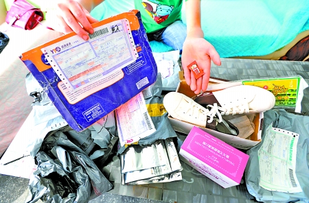 昨日,沙坪壩區(qū)遠(yuǎn)祖橋,彭小姐這幾天收到的一堆包裹。記者吳珊攝 昨日,沙坪壩區(qū)遠(yuǎn)祖橋,彭小姐這幾天收到的一堆包裹。記者吳珊攝