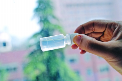 眼睛總發癢,1歲女童眼中挑出9條活蟲 眼睛總發癢,1歲女童眼中挑出9條活蟲