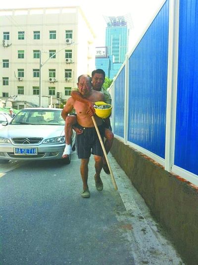 “謝謝，我們身上灰多，怕把車弄臟了”