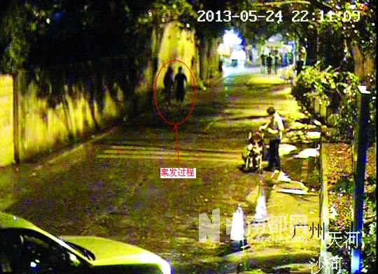監(jiān)控視頻中（紅圈處），男子尾隨女學(xué)生試圖進(jìn)行猥褻。通訊員供圖