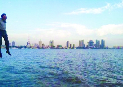 前晚,一名男子從輪渡上縱身墜入江中。@風箏鍋發布 前晚,一名男子從輪渡上縱身墜入江中。@風箏鍋發布