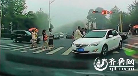 司機(jī)在斑馬線毆打老人遭曝光 爆料人號(hào)召聲討 司機(jī)在斑馬線毆打老人遭曝光 爆料人號(hào)召聲討