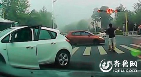 司機(jī)在斑馬線毆打老人遭曝光 爆料人號(hào)召聲討 司機(jī)在斑馬線毆打老人遭曝光 爆料人號(hào)召聲討