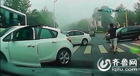 司機(jī)在斑馬線毆打老人遭曝光 爆料人號(hào)召聲討 司機(jī)在斑馬線毆打老人遭曝光 爆料人號(hào)召聲討