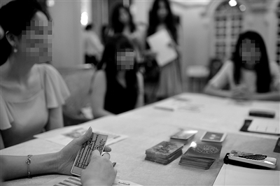 6月30日,中國企業家單身俱樂部在北京舉行富豪相親海選活動,“考官”通過玩塔羅牌考察面試者的心理狀態。新京報記者 吳江 攝 6月30日,中國企業家單身俱樂部在北京舉行富豪相親海選活動,“考官”通過玩塔羅牌考察面試者的心理狀態。新京報記者 吳江 攝