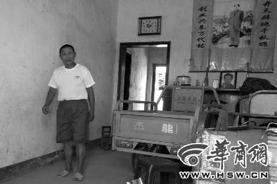 8月16日,在家中接受監外執行4年刑期的汪衛國(化名)剛剛送走家訪的法官。 8月16日,在家中接受監外執行4年刑期的汪衛國(化名)剛剛送走家訪的法官。