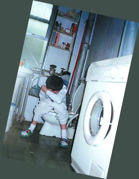 上廁所的時候老媽硬闖偷拍 上廁所的時候老媽硬闖偷拍