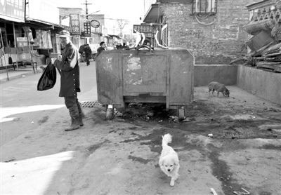 昨日,村民在通州區馬駒橋的這個垃圾箱旁,發現一被棄男嬰,急救人員趕到后確認男嬰已死亡。新京報記者 黃月 攝 昨日,村民在通州區馬駒橋的這個垃圾箱旁,發現一被棄男嬰,急救人員趕到后確認男嬰已死亡。新京報記者 黃月 攝