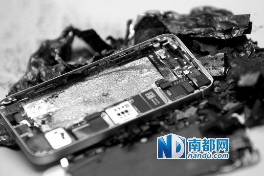 于先生的新iPhone5S手機直接“爆”廢。 南都記者劉有志攝 于先生的新iPhone5S手機直接“爆”廢。 南都記者劉有志攝