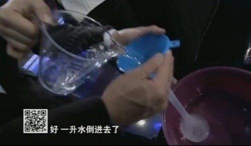 央視播“安全套裝水”試驗 央視播“安全套裝水”試驗