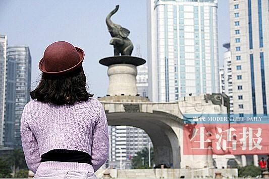 “背影女神” 她會為誰轉身 “背影女神” 她會為誰轉身