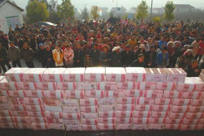 村民領(lǐng)取“年底分紅”。