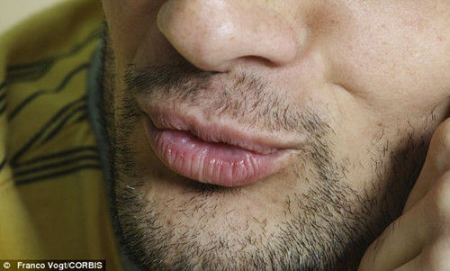 好色劫匪搶劫珠寶后親吻老板娘,留下的口水DNA成為了落網(wǎng)證據(jù)。 好色劫匪搶劫珠寶后親吻老板娘,留下的口水DNA成為了落網(wǎng)證據(jù)。