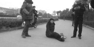 鄭大姐坐在地上,警方趕到進(jìn)行施救。(視頻截圖由警方提供) 鄭大姐坐在地上,警方趕到進(jìn)行施救。(視頻截圖由警方提供)