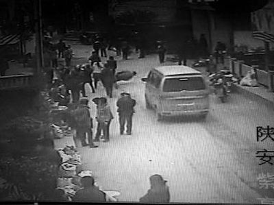 監控錄像顯示,劉某側身行走時不慎跌倒,王某途經此處時將其扶起(圖中畫圈處) 通訊員 何春地 攝 監控錄像顯示,劉某側身行走時不慎跌倒,王某途經此處時將其扶起(圖中畫圈處) 通訊員 何春地 攝