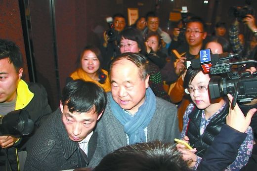 成龍婉拒酒店服務生合影請求:10天都在這呢(圖) 成龍婉拒酒店服務生合影請求:10天都在這呢(圖)