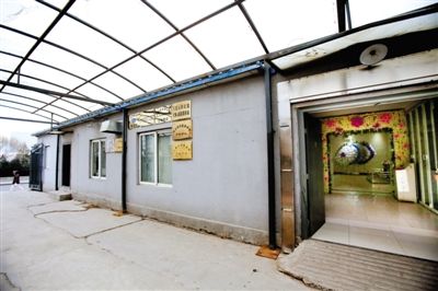 2月25日，北京石景山醫院，太平間旁的一間辦公室外掛有“八寶山殯儀館石景山醫院服務站”的牌子。本版攝影/新京報記者 王叔坤