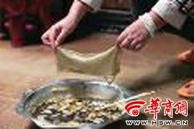 昨日,店方讓顧客觀看該火鍋制作時的監控錄像本組圖片由本報記者黃利健攝 昨日,店方讓顧客觀看該火鍋制作時的監控錄像本組圖片由本報記者黃利健攝