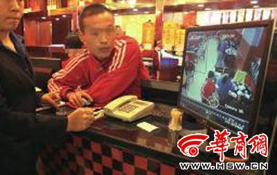 昨日,李女士展示從火鍋店抱回的火鍋,內有濕巾 昨日,李女士展示從火鍋店抱回的火鍋,內有濕巾