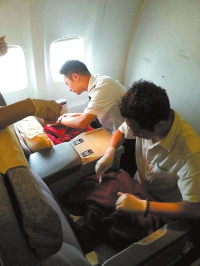孕婦飛機上順產“高空雙胞胎” 機上恰巧有醫生 孕婦飛機上順產“高空雙胞胎” 機上恰巧有醫生