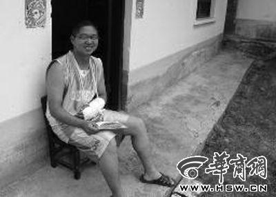 昨日受傷在家的段恒說,等大學畢業了,要替父母供妹妹上學 華商報記者 曾春 攝 昨日受傷在家的段恒說,等大學畢業了,要替父母供妹妹上學 華商報記者 曾春 攝