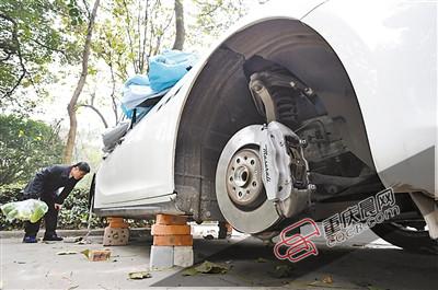 賊娃子辯稱只是為了試試豪車輪胎好不好下。 賊娃子辯稱只是為了試試豪車輪胎好不好下。