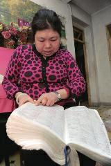 背單詞，是很多學生學習英語時最頭疼的事兒，而西安51歲大學英語老師李艷芝在兩年內背完《英漢大詞典》22萬個英語詞匯，學生稱贊其為一本活的《英漢大詞典》；兒子自小患有自閉癥，生活不能自理，20年前又與丈夫離婚，面對生活的不幸，她秉承“你必須一直向前”的信念。