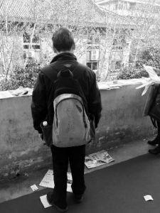 “娃在湖南上大學,馬上就要畢業了,所以我經常在網上瀏覽咸陽、西安的招聘信息,想讓他畢業后留在我和他媽身邊……”3月14日,秦都區人才交流中心在區政府二樓舉辦招聘會,一名50多歲的“求職者”吸引了不少人的目光。據悉,此次招聘會共有市內外112家企業參加,提供就業崗位3200個。 “娃在湖南上大學,馬上就要畢業了,所以我經常在網上瀏覽咸陽、西安的招聘信息,想讓他畢業后留在我和他媽身邊……”3月14日,秦都區人才交流中心在區政府二樓舉辦招聘會,一名50多歲的“求職者”吸引了不少人的目光。據悉,此次招聘會共有市內外112家企業參加,提供就業崗位3200個。