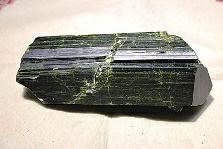 近日，商南縣奇石愛好者潘某在青山鎮鐵礦開采區發現一塊疑似綠簾石，有待相關專家和權威機構認定。